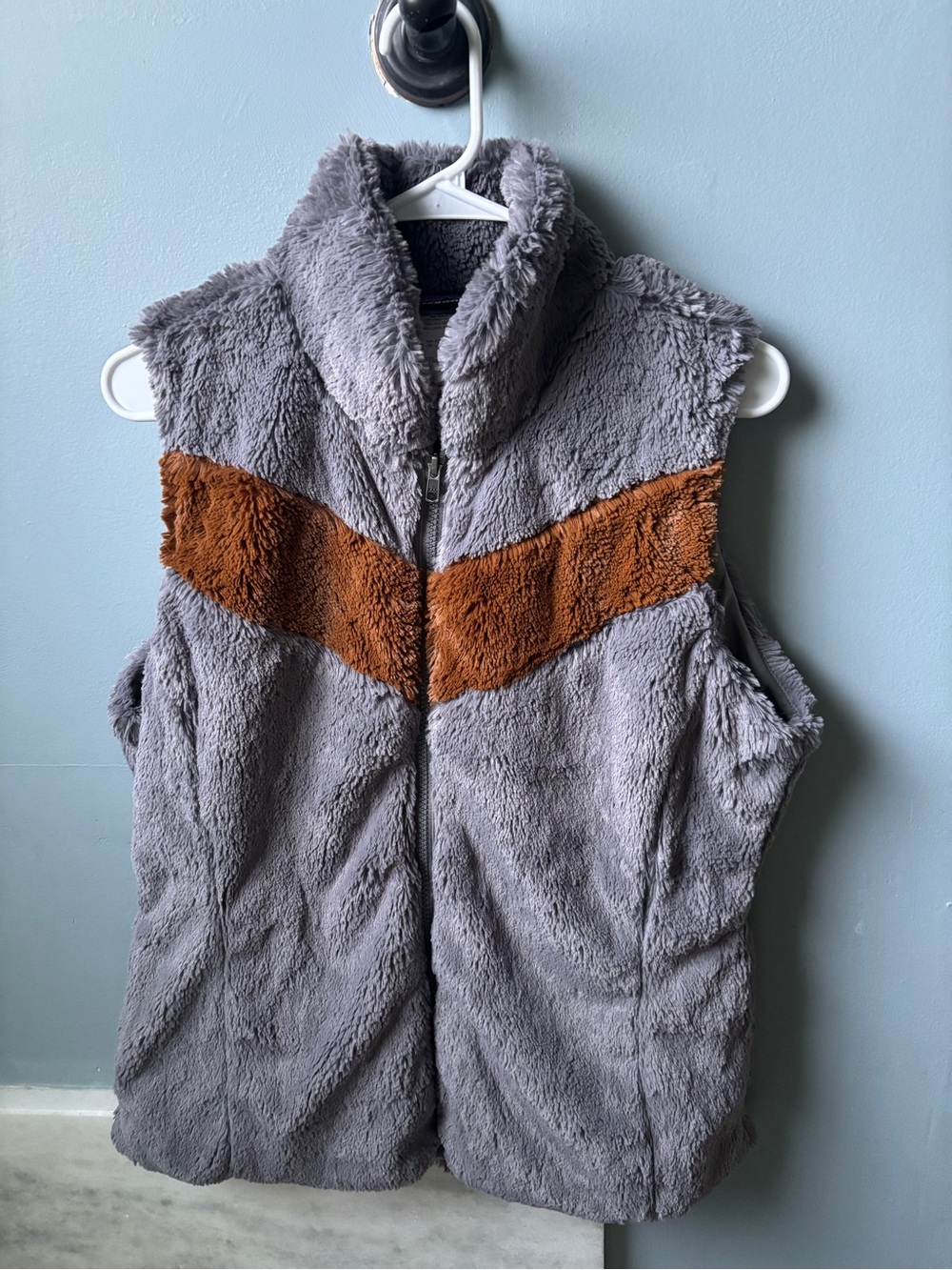 Patagonia Pelage Vest with Brown Chevron Accent women’s large - Picture 2 of 6